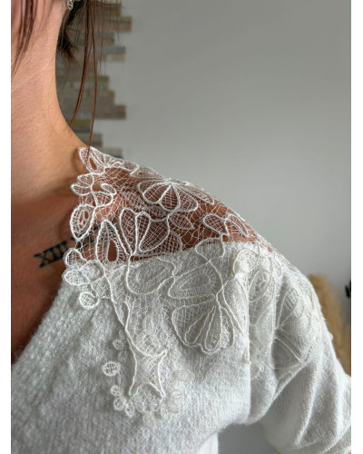 ARNOLD | Gilet blanc détail dentelle sur les épaules