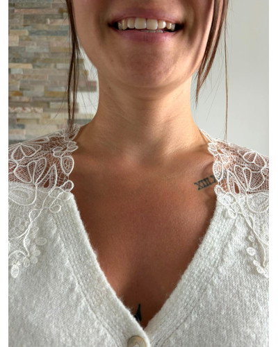 ARNOLD | Gilet blanc détail dentelle sur les épaules