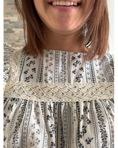 ANNE | Blouse écrue motif bleu volants sur les épaules