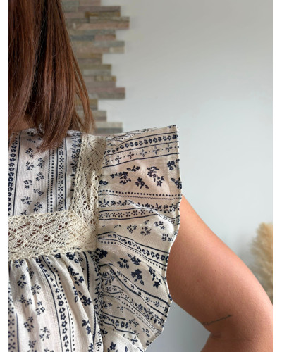 ANNE | Blouse écrue motif bleu volants sur les épaules