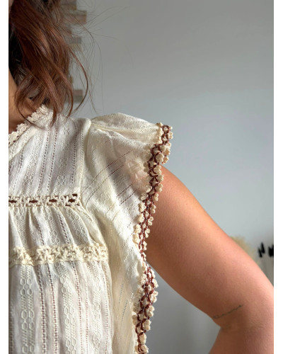 MANELLE | Blouse écrue volants et couture marron