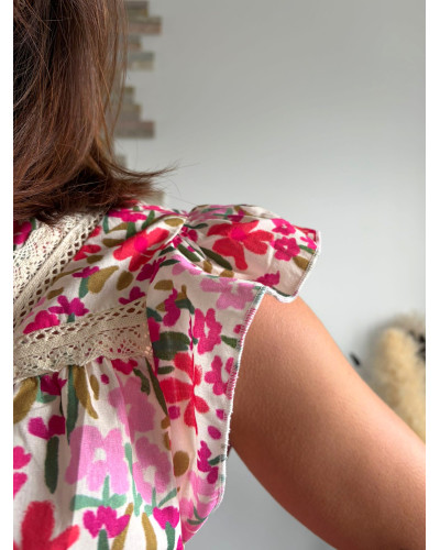 ABBA | Blouse fleurie rose fushia volants sur les épaules