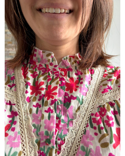 ABBA | Blouse fleurie rose fushia volants sur les épaules