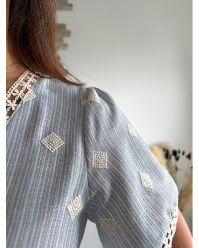 BROOKE | Robe bleu ciel rayée broderie carrée