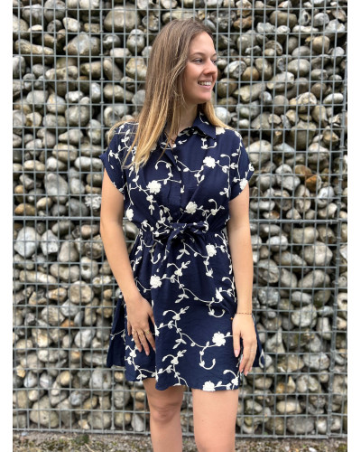 YVETTE | Robe bleu marine broderie blanche nouée à la taille