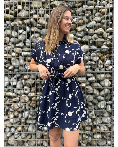 YVETTE | Robe bleu marine broderie blanche nouée à la taille