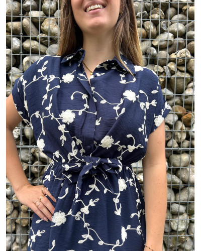 YVETTE | Robe bleu marine broderie blanche nouée à la taille