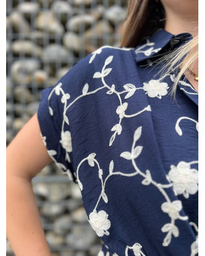 YVETTE | Robe bleu marine broderie blanche nouée à la taille