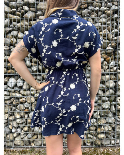 YVETTE | Robe bleu marine broderie blanche nouée à la taille