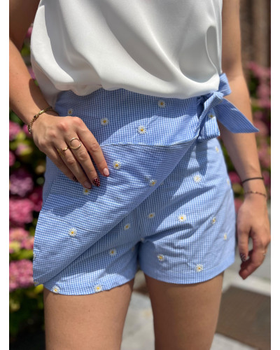 EMMANUELLE | Jupe short vichy bleu avec marguerites