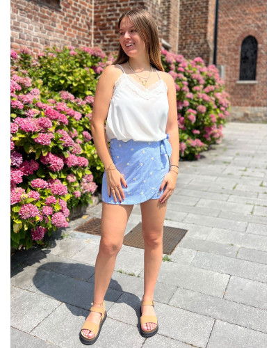 EMMANUELLE | Jupe short vichy bleu avec marguerites