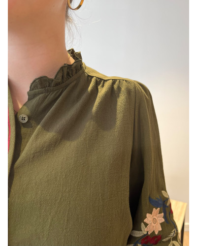 CELESTE | Blouse kaki avec broderie sur les manches
