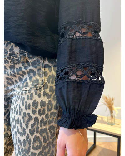 SUZANNE | Blouse noire fluide détails ajourés