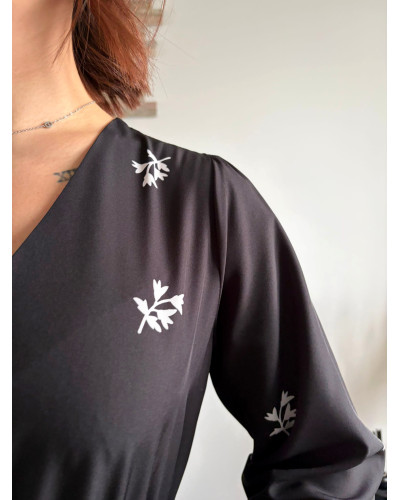 DAPHNEE | Robe noire fluide à motifs