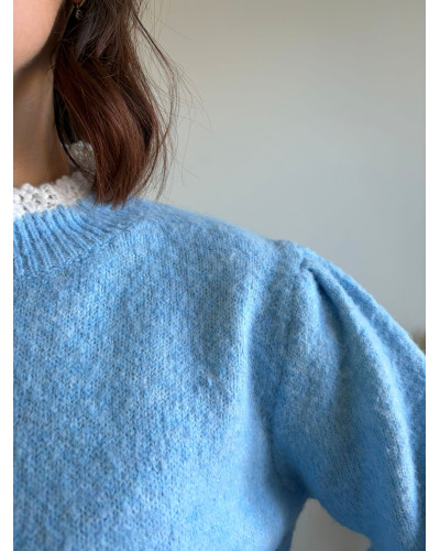 VALENTIN | Pull bleu ciel mi-saison avec col blanc