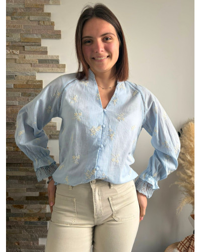 YASMINE | Blouse bleu ciel broderie blanche