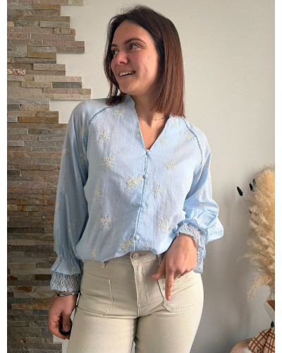 YASMINE | Blouse bleu ciel broderie blanche