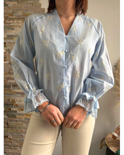 YASMINE | Blouse bleu ciel broderie blanche
