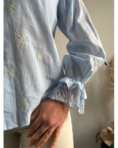 YASMINE | Blouse bleu ciel broderie blanche