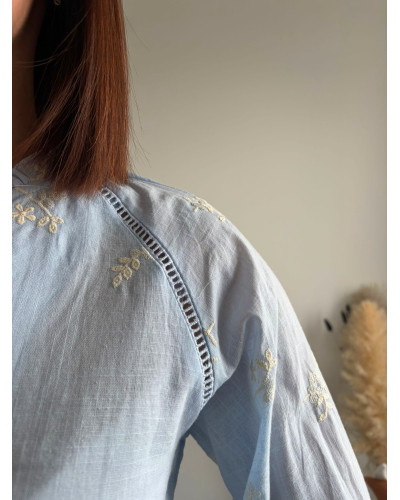 YASMINE | Blouse bleu ciel broderie blanche