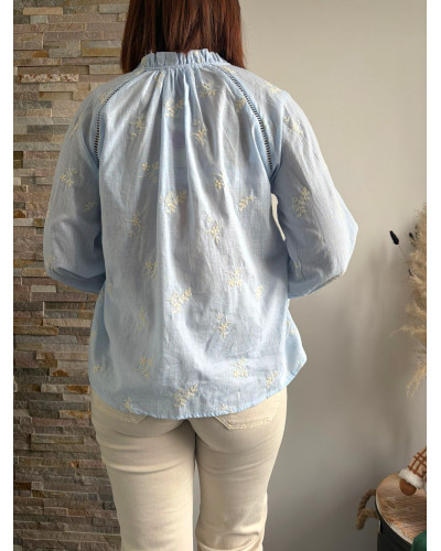 YASMINE | Blouse bleu ciel broderie blanche